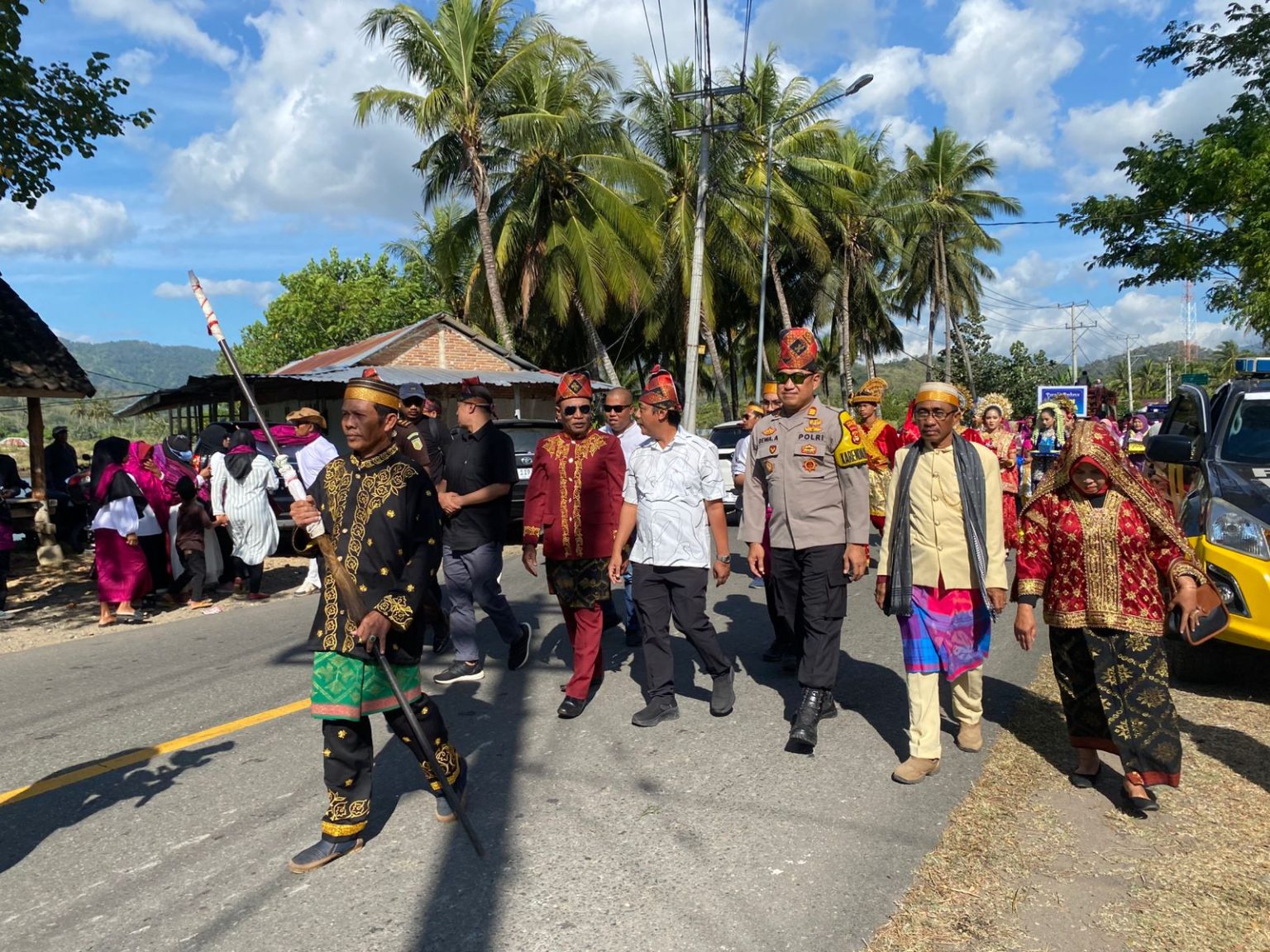 Polsek Taliwang Amankan Pawai Budaya dan Pembukaan Sandeka Dilao’ 2025 ...